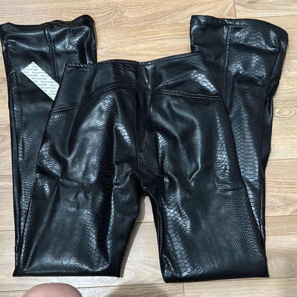 NWT Urban Outfitters Alexa Faux Leather Moto Pant size 0 - Picture 2 of 8